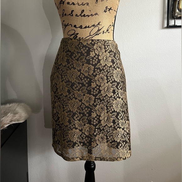 New York and Company pull-up Stretchy Black and Gold Lined Skirt Size Med - Picture 3 of 4